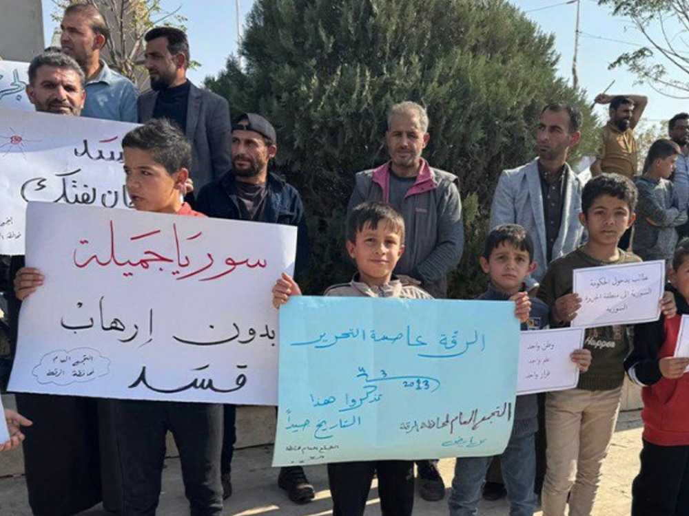 وقفات احتجاجية في دير الزور وتل أبيض رفضاً لانتهاكات "قسد"