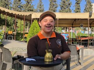 مطعم "سوسيت".. مبادرة سورية فريدة لدمج مصابي "داون" في المجتمع