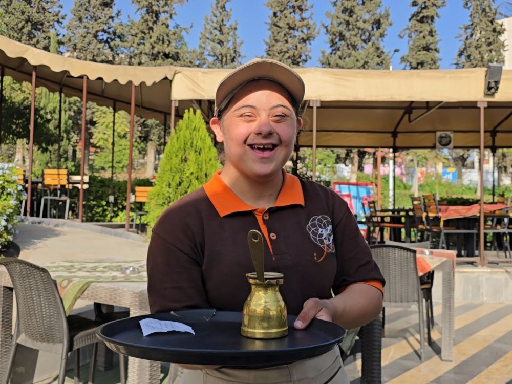 مطعم "سوسيت".. مبادرة سورية فريدة لدمج مصابي "داون" في المجتمع