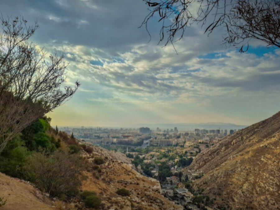 أجواء خريفية غائمة جزئياً وانخفاض ملحوظ بدرجات الحرارة في معظم المناطق