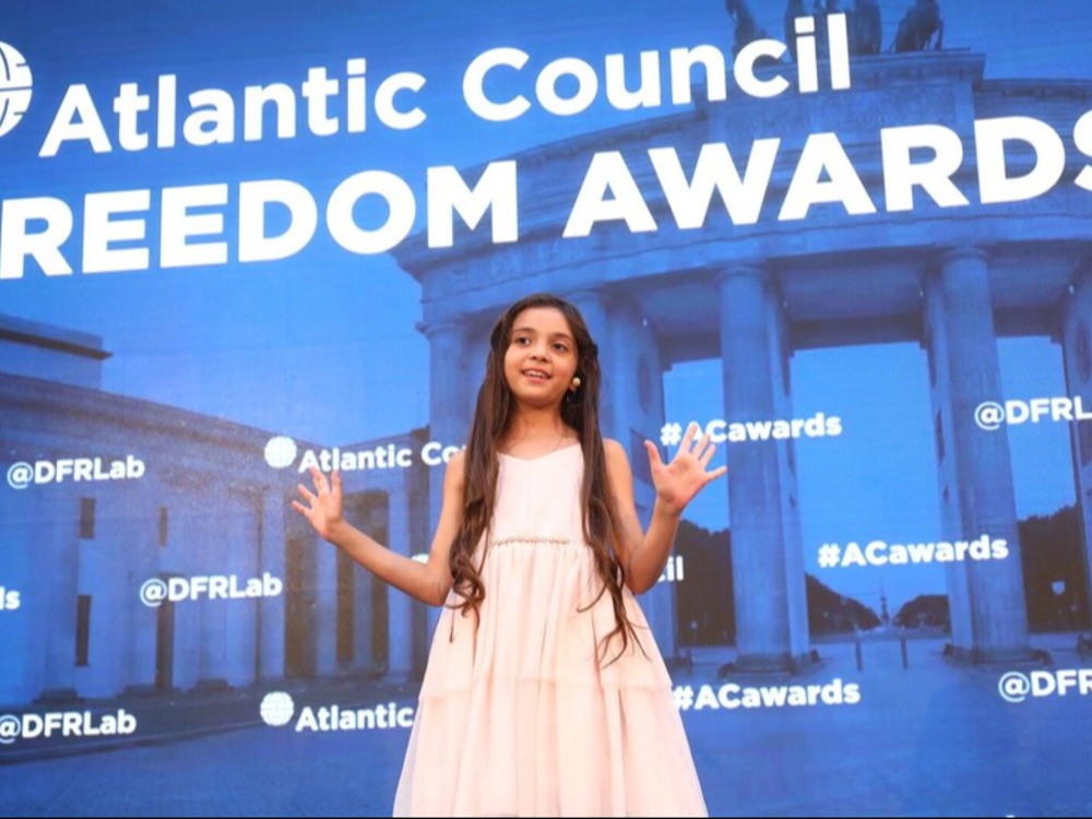 تقديراً لتوثيق معاناة حلب عام 2016.. بانة العبد تنال جائزة السلام الدولية للأطفال