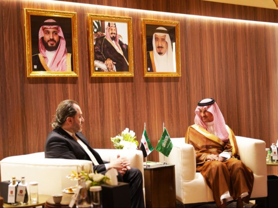 وزير السياحة يلتقي نظيريه الأردني والسعودي لبحث التعاون السياحي وتبادل الخبرات