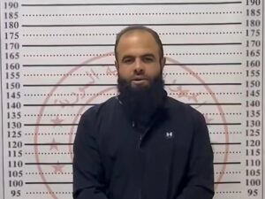 وزارة الدفاع تعلن إيقاف العنصر الذي اعتدى على شرطي المرور