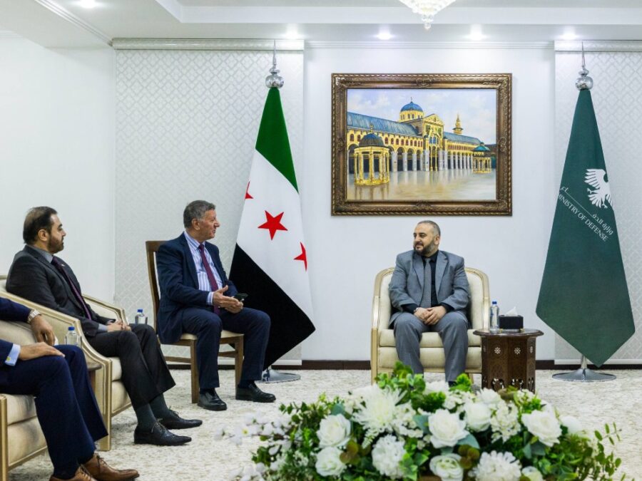 وزير الدفاع يبحث مع السفير الباكستاني مجالات تطوير القدرات الجوية