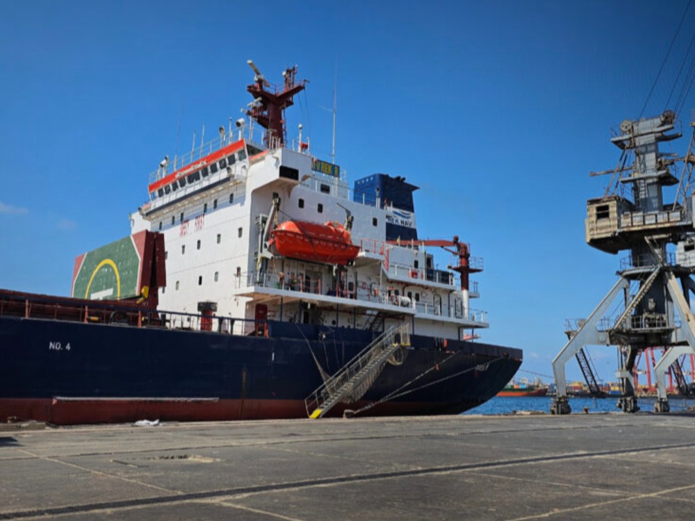 لدعم المخزون الاستراتيجي.. باخرة محمّلة بـ 23,500 طن من القمح تصل ميناء اللاذقية