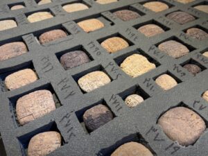 بالتعاون مع الأهالي.. إعادة أكثر من 1400 رقم وقطعة أثرية إلى متحف إدلب