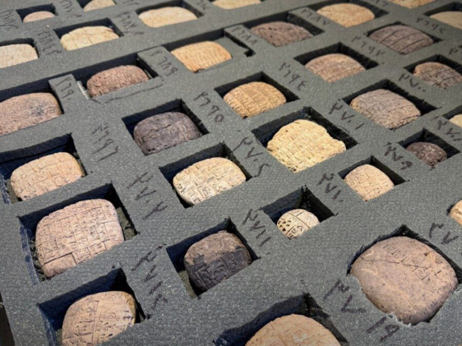 بالتعاون مع الأهالي.. إعادة أكثر من 1400 رقم وقطعة أثرية إلى متحف إدلب