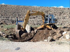 مديرية الموارد المائية في القنيطرة تجري أعمال تنظيف وتعزيل لحوض تهدئة سد بريقة