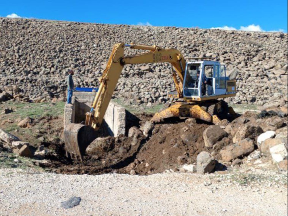 مديرية الموارد المائية في القنيطرة تجري أعمال تنظيف وتعزيل لحوض تهدئة سد بريقة