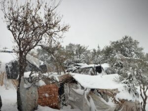 العاصفة الثلجية تفاقم معاناة النازحين في مخيمات الشمال
