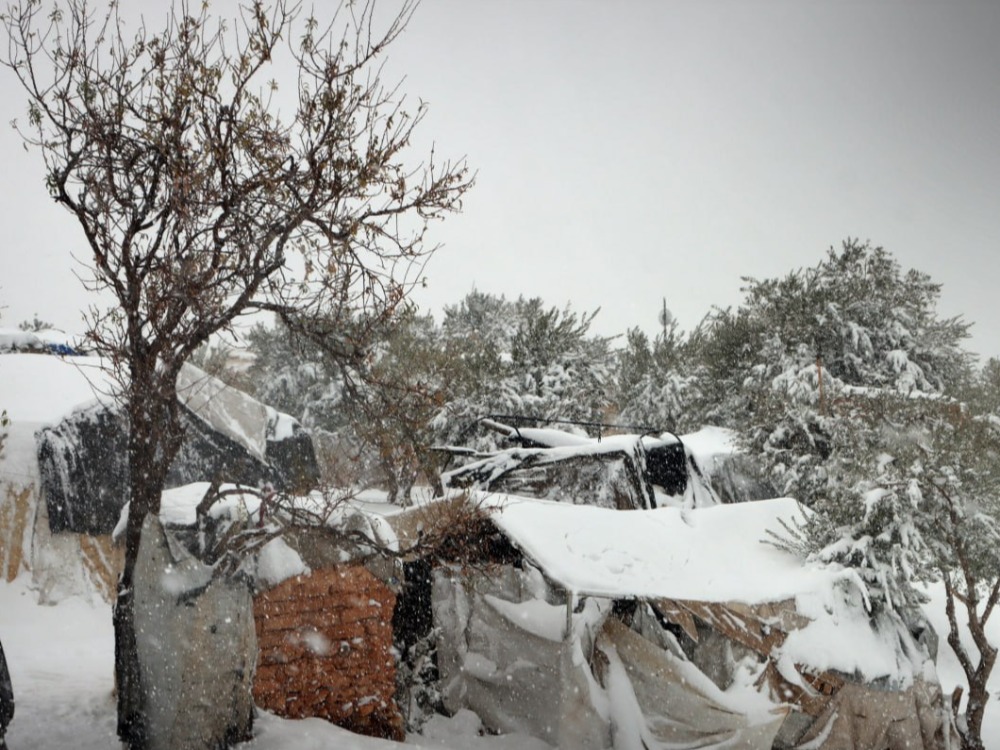 العاصفة الثلجية تفاقم معاناة النازحين في مخيمات الشمال