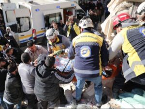 الدفاع المدني ينقذ امرأة من تحت أنقاض مبنى انهار بريف دمشق