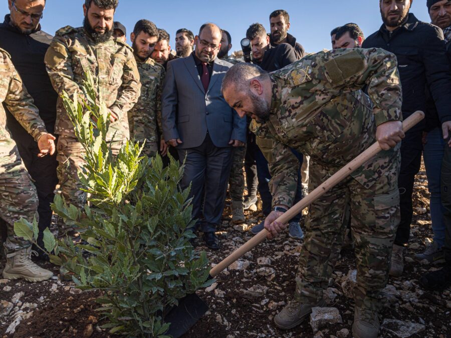 "لكل جندي شجرة".. وزير الدفاع يطلق حملة تشجير في منطقة الكبينة في ريف اللاذقية