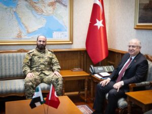 وفد رفيع المستوى يلتقي وزير الدفاع التركي في أنقرة