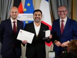 فريد المذهان يتسلم الجائزة الفرنسية الألمانية لحقوق الإنسان