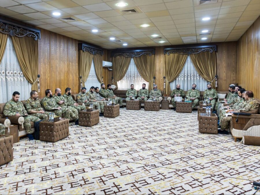 وزارة الدفاع: هيئة الأركان تلتقي قادة الفرق لمتابعة سير الخطط وآليات التنسيق