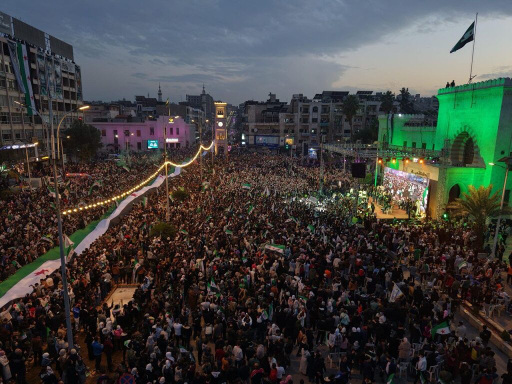 معظمها بسبب الازدحام.. الاستجابة لنحو 300 حالة إسعافية في احتفالية تحرير حماة