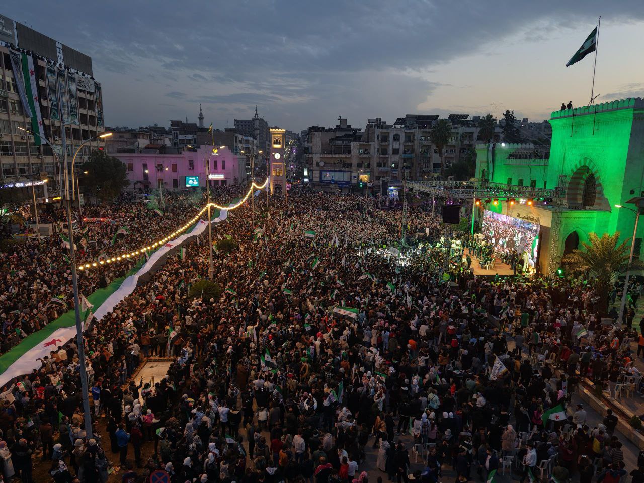 معظمها بسبب الازدحام.. الاستجابة لنحو 300 حالة إسعافية في احتفالية تحرير حماة