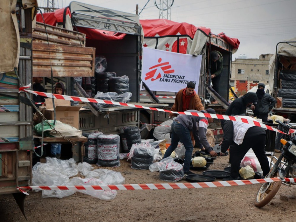 الهلال الأحمر يوزع مستلزمات تدفئة على مهجري السويداء في درعا