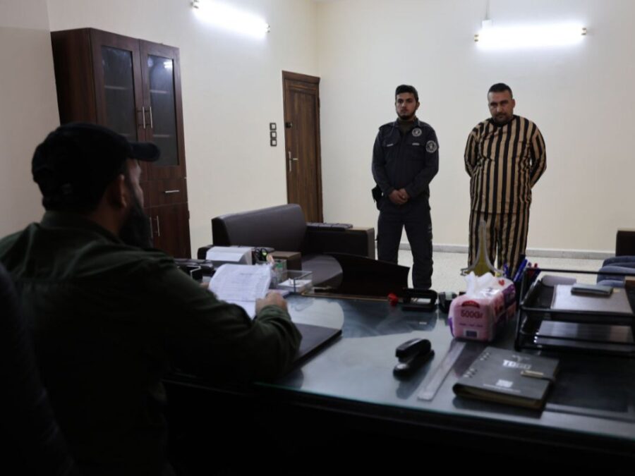 حمص.. إلقاء القبض على شخص لانتحاله صفة أمنية وابتزاز المواطنين مادياً