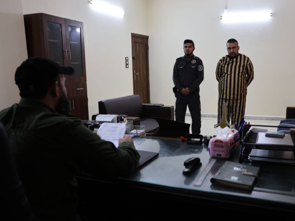 حمص.. إلقاء القبض على شخص لانتحاله صفة أمنية وابتزاز المواطنين مادياً