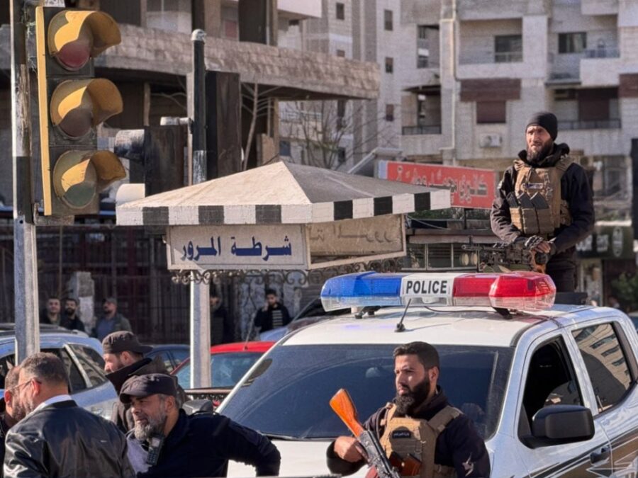 اللاذقية.. إصابات في عناصر الأمن الداخلي وتكسير للسيارات خلال الاحتجاجات