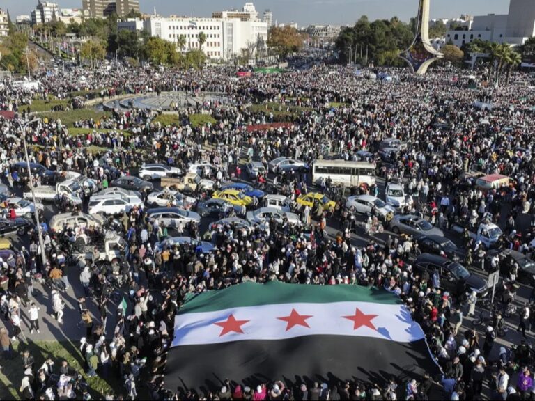 ملايين السوريين يتوافدون إلى الساحات العامة لإحياء الذكرى الأولى لتحرير سوريا