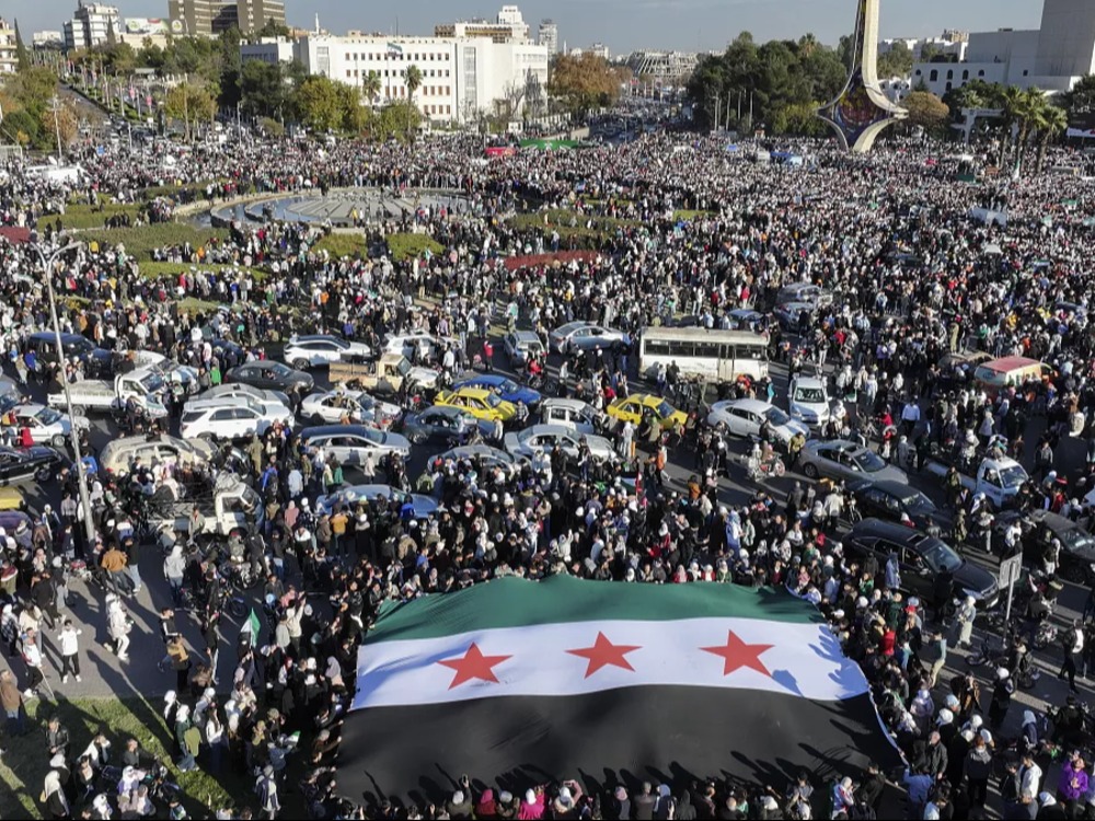 ملايين السوريين يتوافدون إلى الساحات العامة لإحياء الذكرى الأولى لتحرير سوريا