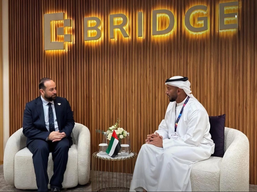 وزير الإعلام يبحث في أبو ظبي تطوير التعاون الإعلامي مع الإمارات والأردن