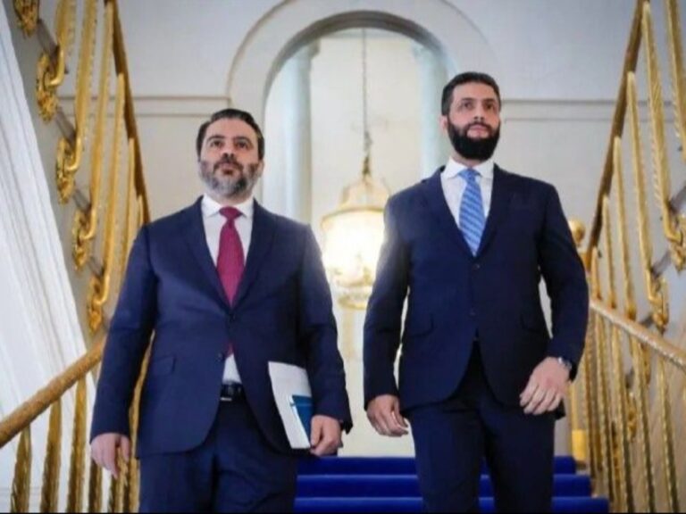 على سبورة بيضاء.. خطاب وطني حدد ملامح مرحلة التحرير والبناء بخط الرئيس الشرع