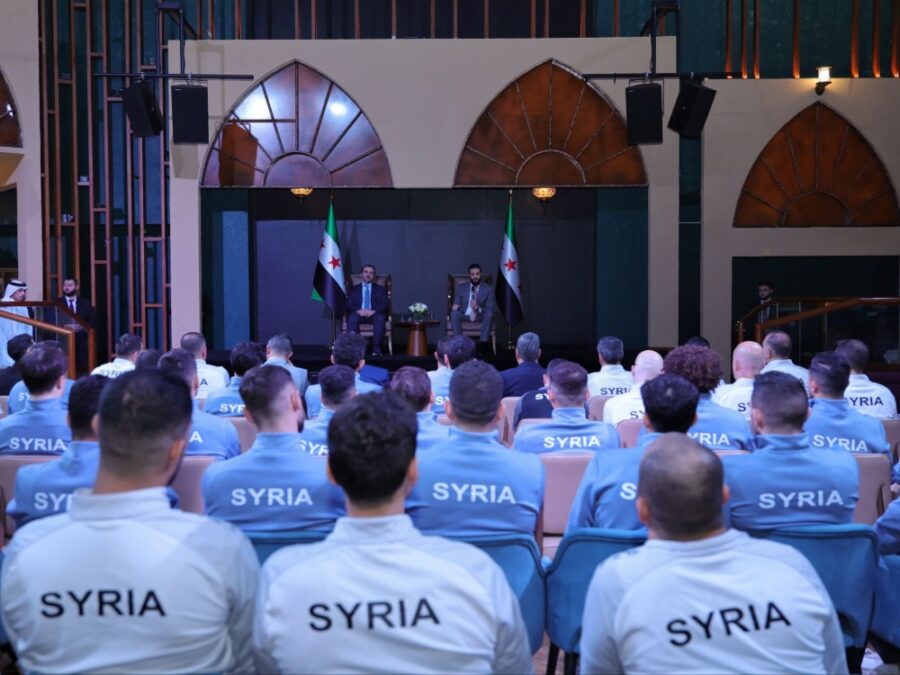 الرئيس الشرع يلتقي مع بعثة المنتخب الوطني لكرة القدم في الدوحة