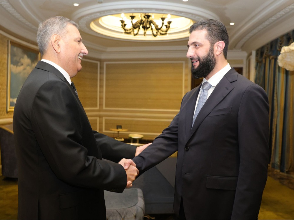 الرئيس الشرع يلتقي رياض حجاب في الدوحة