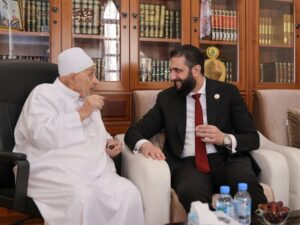 الرئيس الشرع يزور فضيلة الشيخ محمد كريم الراجح في منزله بالدوحة