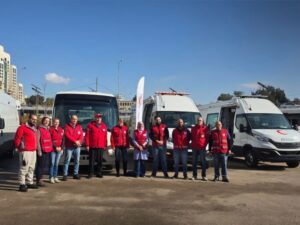 الهلال الأحمر يتسلّم عيادات متنقلة وسيارات إسعاف وباصات من الاتحاد الدولي