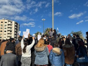 إطلاق نار على الأمن والمدنيين خلال احتجاجات في اللاذقية وطرطوس