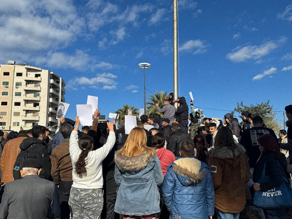 إطلاق نار على الأمن والمدنيين خلال احتجاجات في اللاذقية وطرطوس