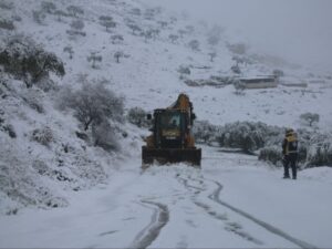 الدفاع المدني: معظم الطرق في إدلب وريف حلب الشمالي سالكة بصعوبة بسبب تراكم الثلوج