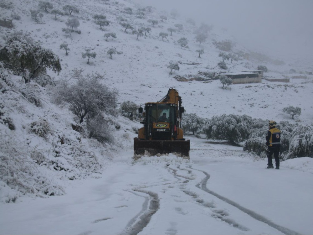 الدفاع المدني: معظم الطرق في إدلب وريف حلب الشمالي سالكة بصعوبة بسبب تراكم الثلوج