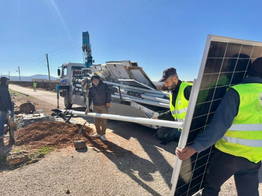 محافظة السويداء توسع مشروع إنارة الطرق بالطاقة الشمسية لتشمل 12 قرية وبلدة