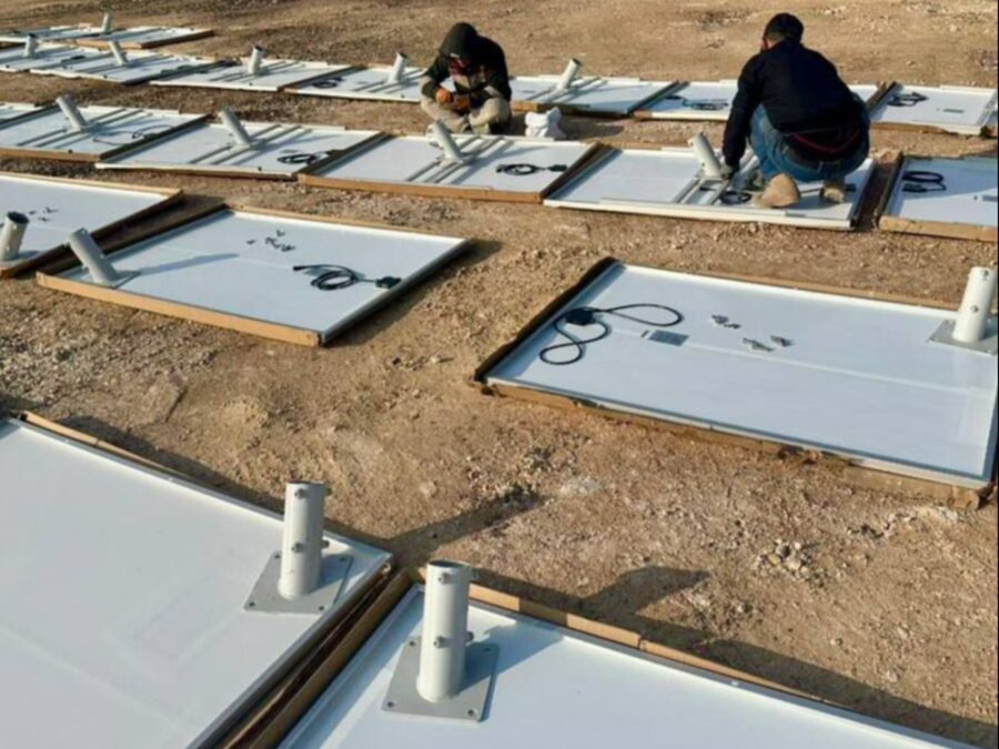 في إطار حملة "السويداء منا وفينا".. المحافظة تواصل مشروع إنارة الطرق بالطاقة الشمسية