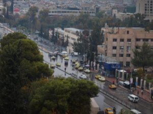 استمرار المنخفض الجوي.. أجواء شتوية باردة مع هطولات مطرية غزيرة