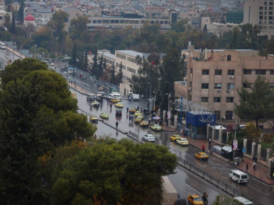 استمرار المنخفض الجوي.. أجواء شتوية باردة مع هطولات مطرية غزيرة