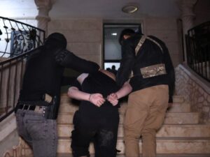 إدلب.. الأمن الداخلي يلقي القبض على خليتين تابعتين لداعش ويضبط أسلحة وذخائر