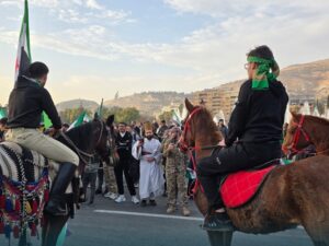 السوريون يحتشدون في ميادين البلاد احتفالاً بالذكرى الأولى للتحرير