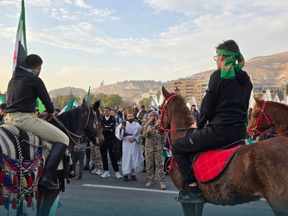 السوريون يحتشدون في ميادين البلاد احتفالاً بالذكرى الأولى للتحرير