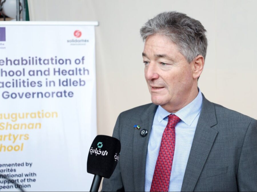 القائم بالأعمال الأوروبي يزور إدلب ويستهل جولته من مدرسة شهداء شنان