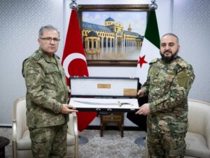 وزير الدفاع يلتقي قائد القوات البرية التركي بدمشق