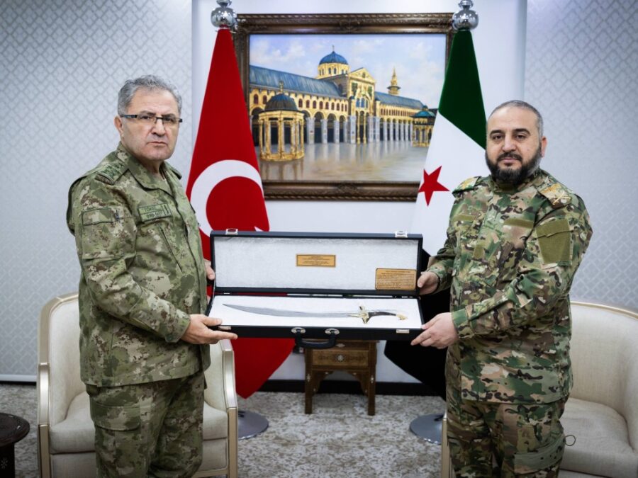 وزير الدفاع يلتقي قائد القوات البرية التركي بدمشق