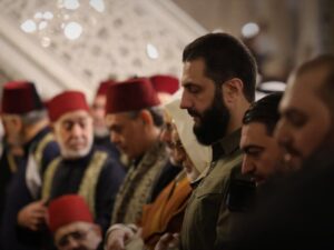 الرئيس الشرع يؤمّ المصلّين في الفجر بالمسجد الأموي