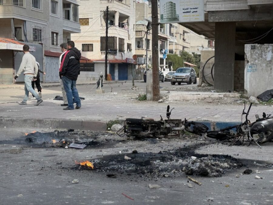 وفاة 3 أشخاص وإصابة 60 آخرين إثر اعتداءات مسلحة خلال احتجاجات اللاذقية